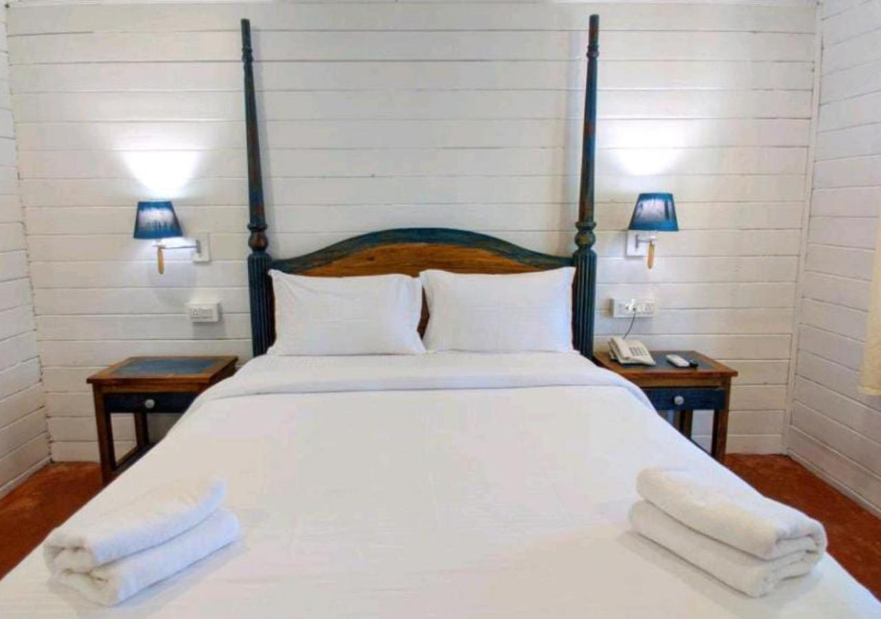 Lotus Feet Beach Resort Morjim Exterior photo