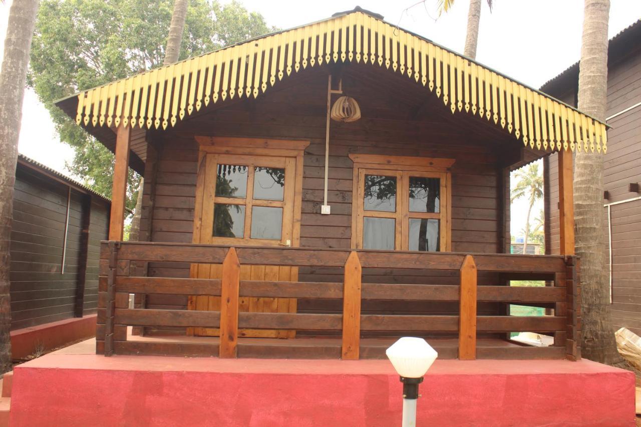 Lotus Feet Beach Resort Morjim Exterior photo