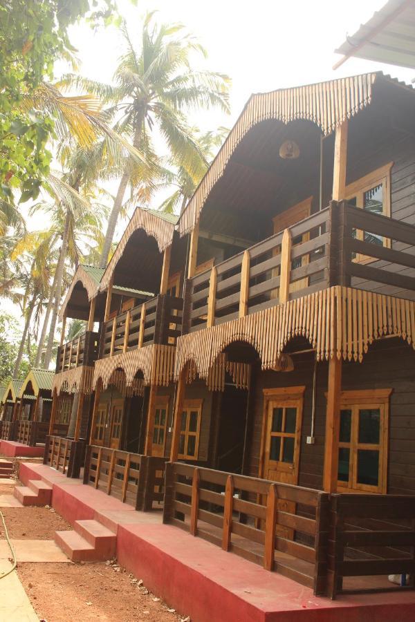 Lotus Feet Beach Resort Morjim Exterior photo