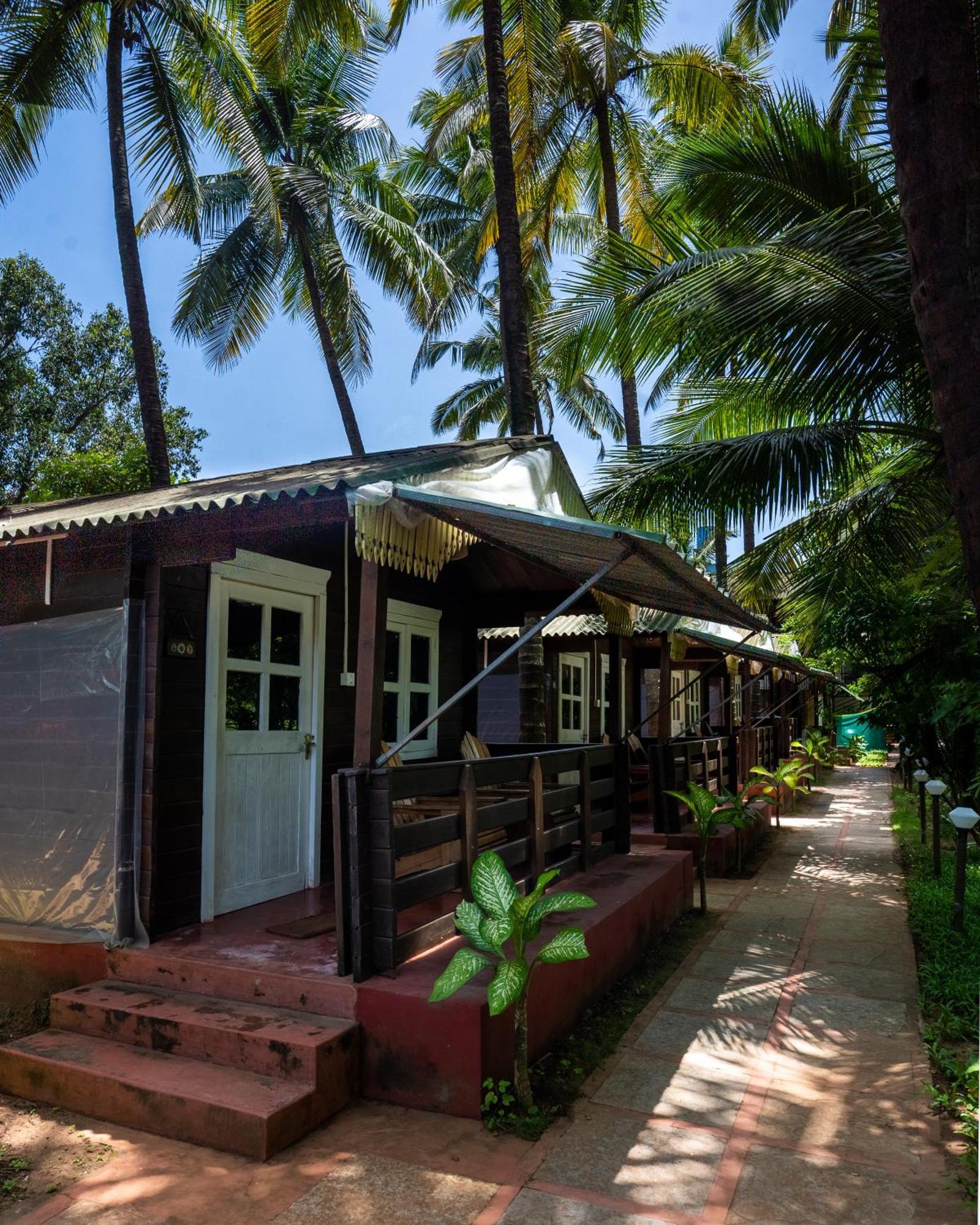 Lotus Feet Beach Resort Morjim Exterior photo